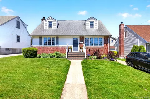 288 Arlington St, North Hempstead, NY 11501