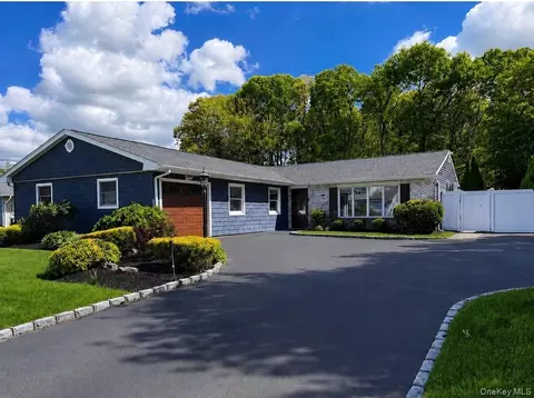 66 Singingwood Dr, Holbrook, NY 11741