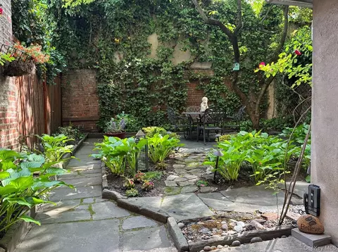 252 W 21 St #GARDEN, New York, NY 10011