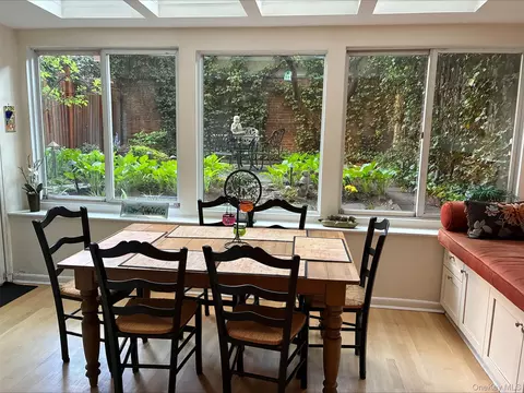 252 W 21 St #GARDEN, New York, NY 10011