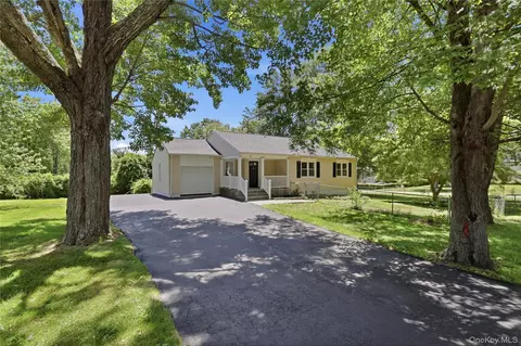 31 Larkspur Dr, Southeast, NY 10509