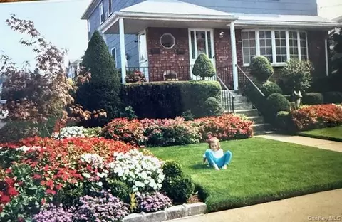 37 Acorn Pl, Lynbrook, NY 11563