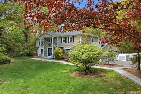 10 Stony Run Ct, Dix Hills, NY 11746