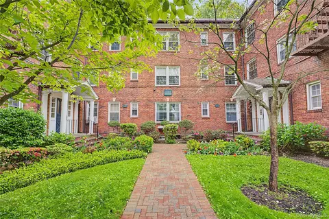 10 Welwyn Rd #2C, North Hempstead, NY 11021