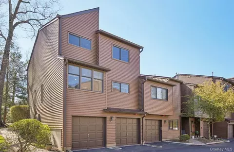 36 Tulip Ct, Clarkstown, NY 10954