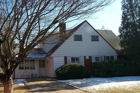 15 Ponder Ln, Levittown, NY 11756