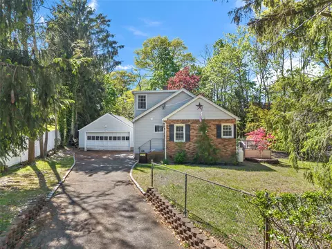 5 Windsor Ln, East Northport, NY 11731