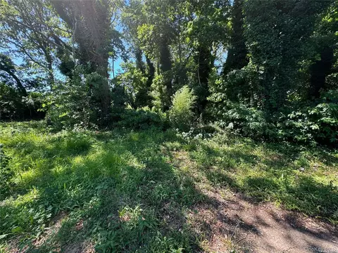 215 Cortland St, Babylon, NY 11726