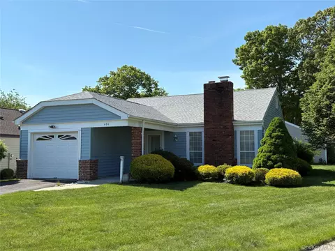 491 Stratford Ln, Ridge, NY 11961