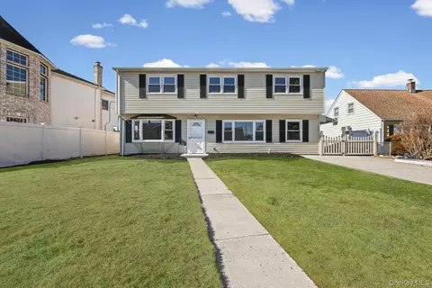 28 Candle Ln, Levittown, NY 11756