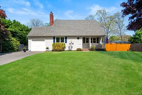 225 Walker Ave, Brookhaven, NY 11772