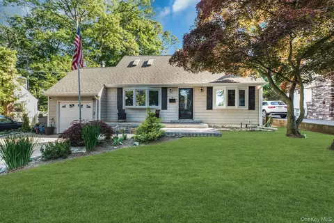 16 Davis St, Melville, NY 11747