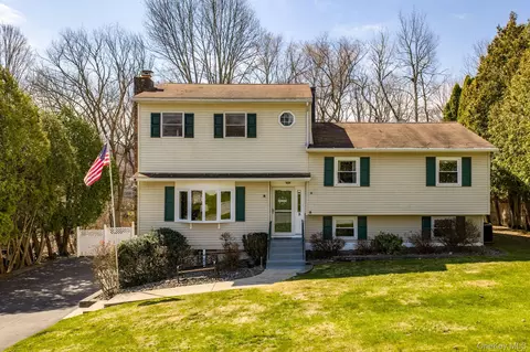 3 Puritan Ln, Washingtonville, NY 10992