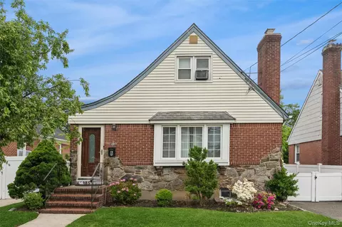 6 Jasper St, Valley Stream, NY 11580