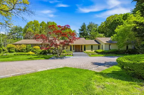 17 Hastings Rd, North Hempstead, NY 11568