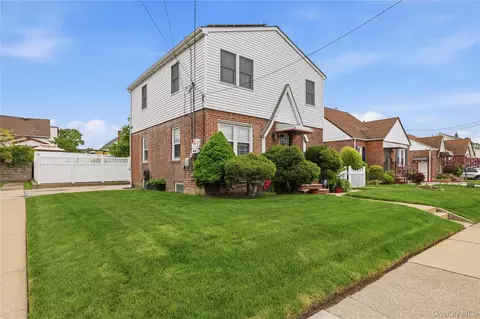 1 Ivanhoe Pl, Valley Stream, NY 11580