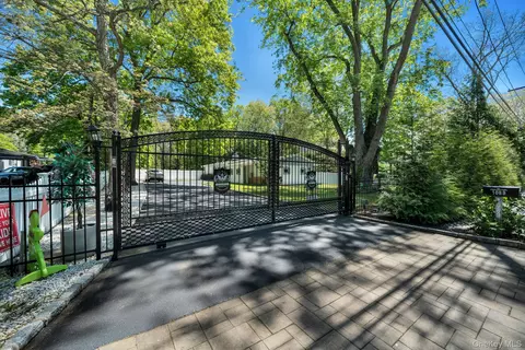 1089 Westminster Ave, Dix Hills, NY 11746