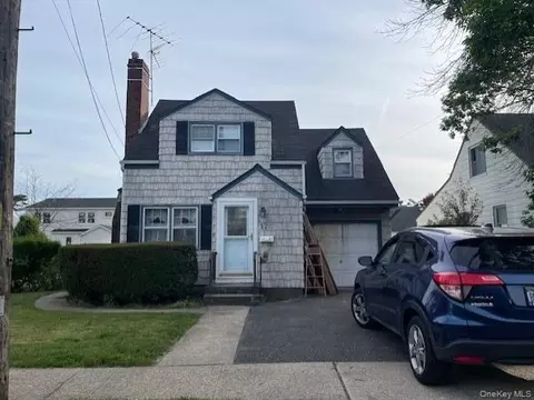 17 Pierce St, Hicksville, NY 11801
