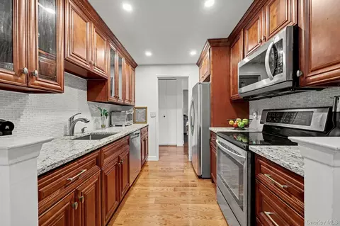 500 High Point Dr #810, Greenburgh, NY 10530