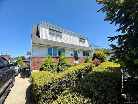 22 Beach Ave, Copiague, NY 11726