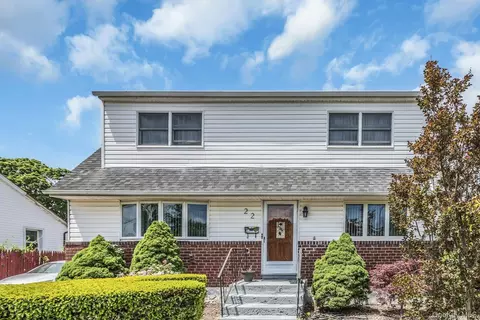 22 Beach Ave, Copiague, NY 11726