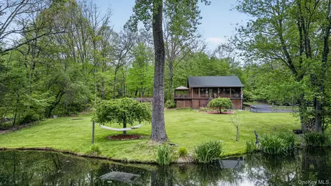 1 Stone Arch Manor Rd, Rock Tavern, NY 12575