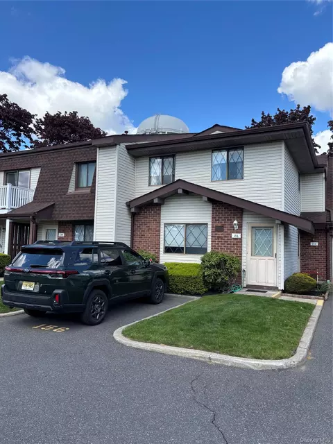 156 W Cambridge Dr E #156, Copiague, NY 11726