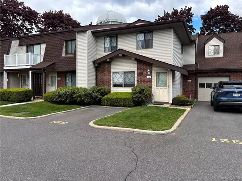 156 W Cambridge Dr E #156, Copiague, NY 11726
