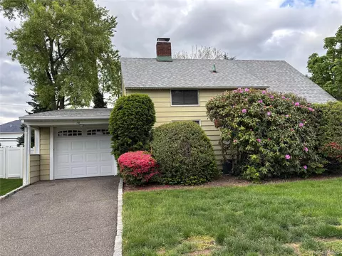 18 Polo Ln, Westbury, NY 11590