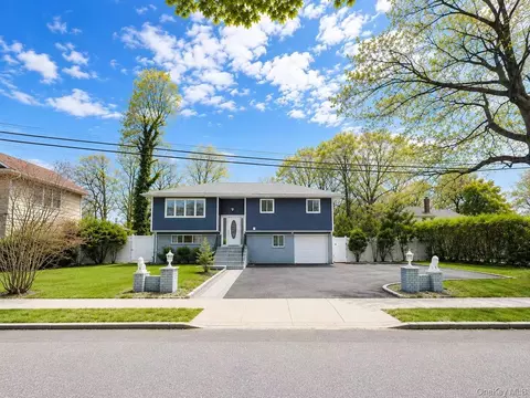 18 Park Dr E, Syosset, NY 11791