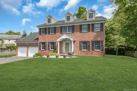 25 Middlesex Ave, Oakdale, NY 11769