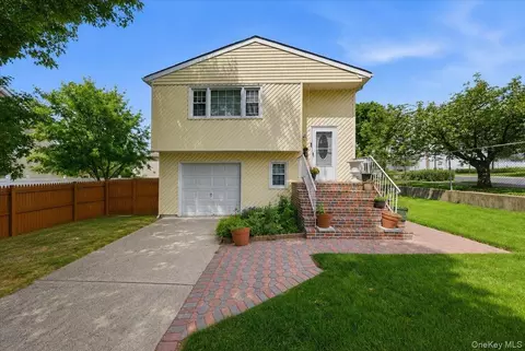 380 Sheridan St, North Hempstead, NY 11590