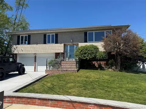 14 Hilton Ct, Hicksville, NY 11801