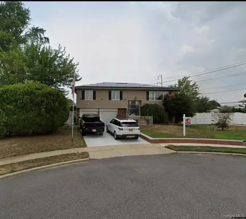 14 Hilton Ct, Hicksville, NY 11801