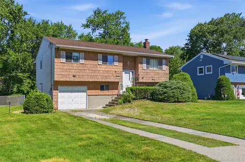 94 Babylon Ave, West Islip, NY 11795