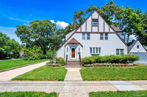 15 Maine Ave, Rockville Centre, NY 11570