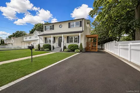 92 Washington Ave, Deer Park, NY 11729