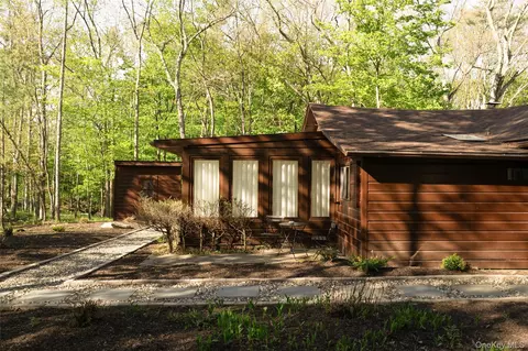 276 Chestnut Hill Rd, Woodstock, NY 12498
