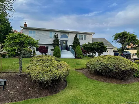 24 Biltmore Avenueext Ave, Oakdale, NY 11769