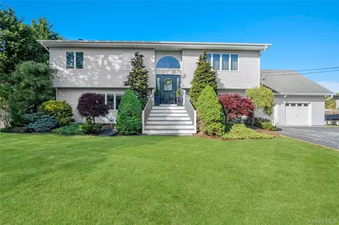 24 Biltmore Avenue Ext, Oakdale, NY 11769