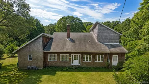 131 Red Creek Rd, Hampton Bays, NY 11946