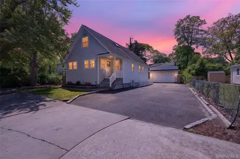 180 Cranberry Dr, Mastic Beach, NY 11951