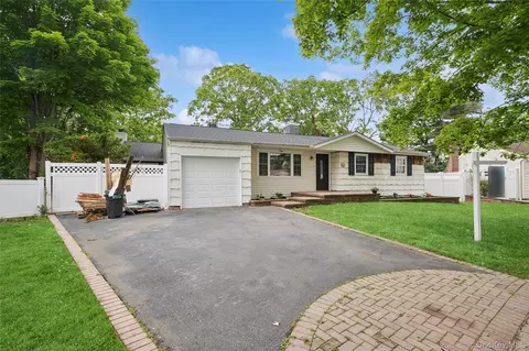 53 Longworth Ave, Dix Hills, NY 11746