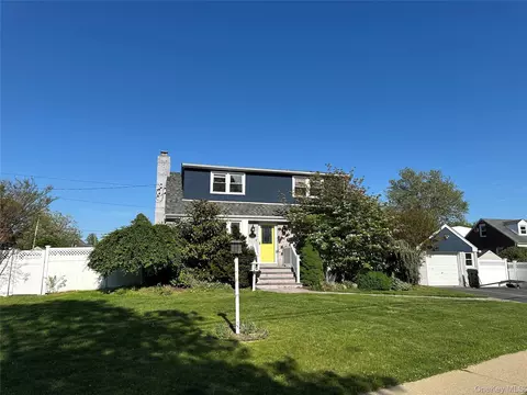 6 Lake Ave, Merrick, NY 11566