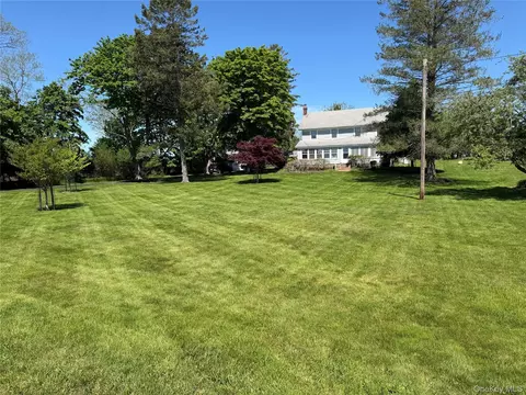 1055 Oregon Rd, Mattituck, NY 11952