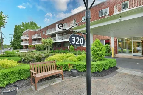 320 E Shore Rd #15A, North Hempstead, NY 11023