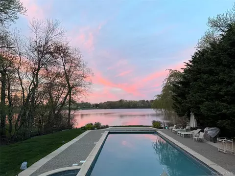 21 Lake Rd, North Hempstead, NY 11020