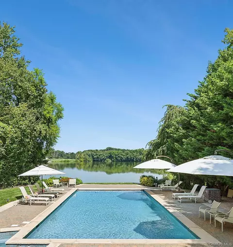 21 Lake Rd, North Hempstead, NY 11020