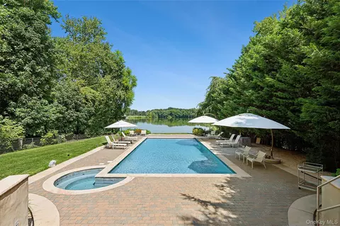 21 Lake Rd, North Hempstead, NY 11020