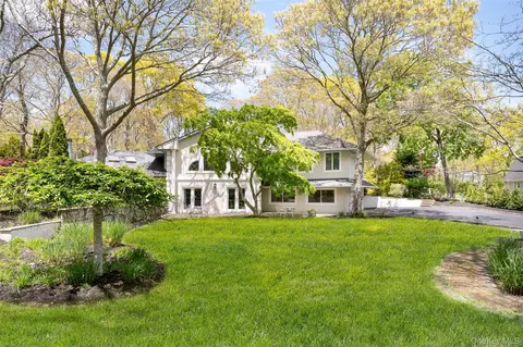 27 Bay Ave W, Hampton Bays, NY 11946